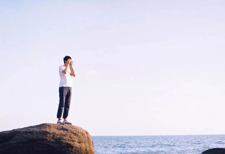杨绛曾说：“当你有一肚子的心里话，想找个人倾诉的时候，突然发现，有的人不想找，有的人不能找，有的人想找却不能打扰。” 对此深以为然。人活一辈子，总会有深夜痛哭的时刻，如临深渊，没有希望。 想找朋友聊聊，却发现成年人的世界，终究是悲欢不相通，
