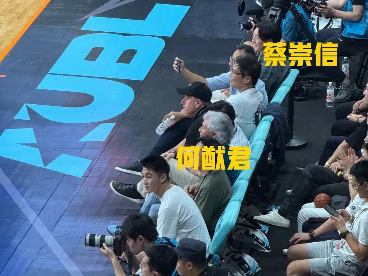 邓超带儿子看球赛，姚明邻座同框成焦点，儿子颜值神似孙俪