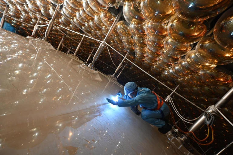 地下700米捕捉“幽灵粒子” 我国开启中微子研究新篇章