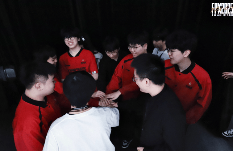 Jiejie：更多的还是想留在赛场上，然后FPX也向我抛出橄榄枝