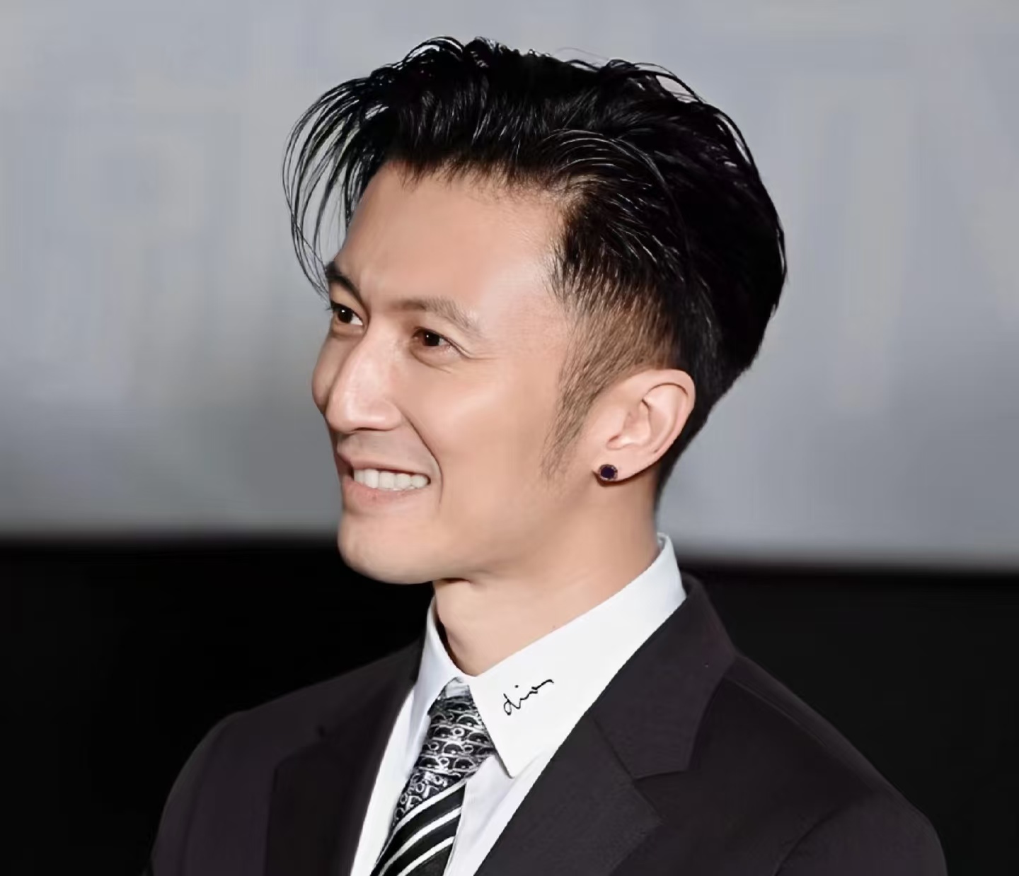 谢霆锋带 18 岁 Lucas 迪拜度假：父子像兄弟，这些细节太暖了