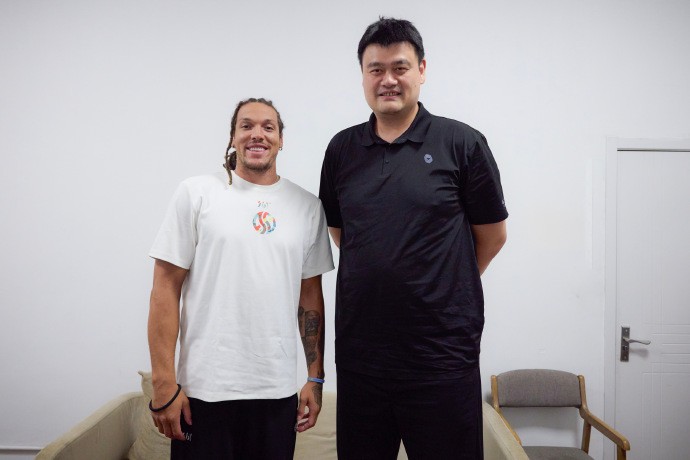 娇小的2.03米壮汉，参加中国行的阿隆-戈登与姚明交流合影