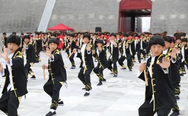 300人挥棍破纪录，应天门前震四方，武术还能这么酷？