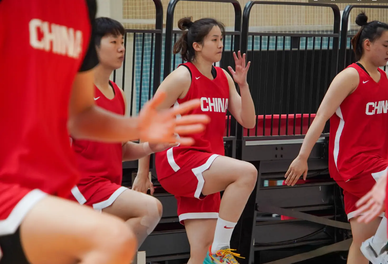 2位缺席之人归队！女篮18人齐了，宫鲁鸣亲自督训，山东姑娘高反