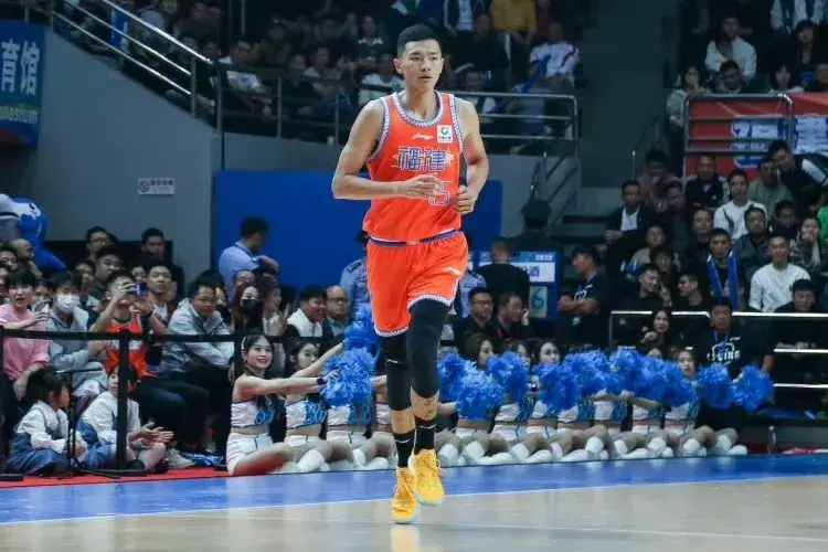 山东男篮签下陈林坚，转会费应该不少，从能力上来看非常符合需求