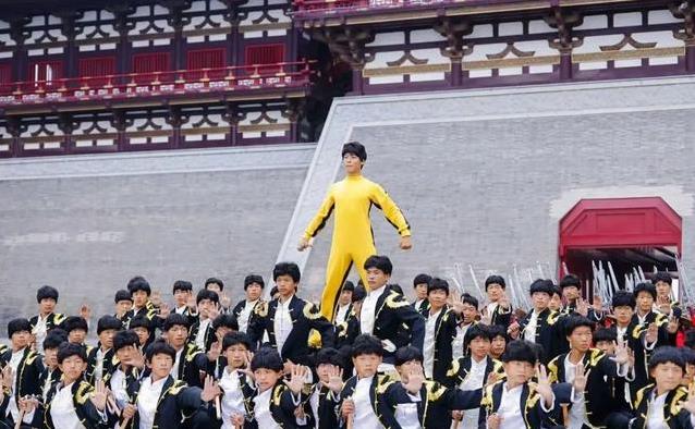 300人挥棍破纪录，应天门前震四方，武术还能这么酷？