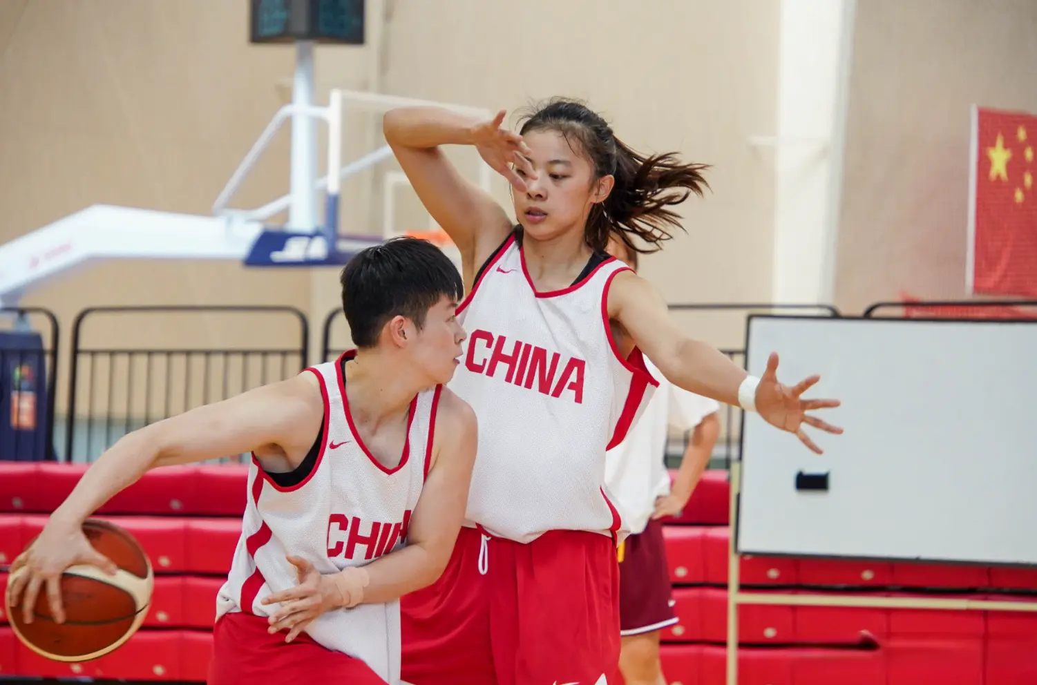 2位缺席之人归队！女篮18人齐了，宫鲁鸣亲自督训，山东姑娘高反