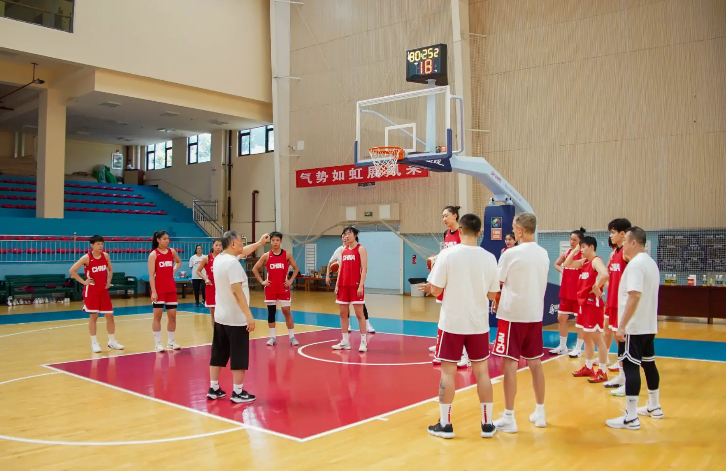 2位缺席之人归队！女篮18人齐了，宫鲁鸣亲自督训，山东姑娘高反