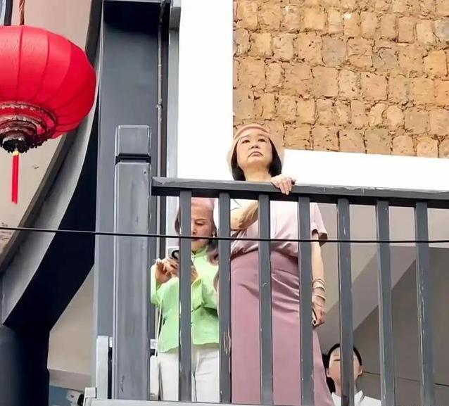 71岁林青霞生图曝光，气质优雅不输当年，秘密藏在心态里？