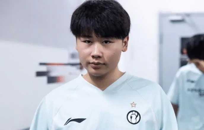 LOL：杰杰加入FPX首秀不敌BLG战队，离队内幕被曝光，IG管理层想让杰杰转型