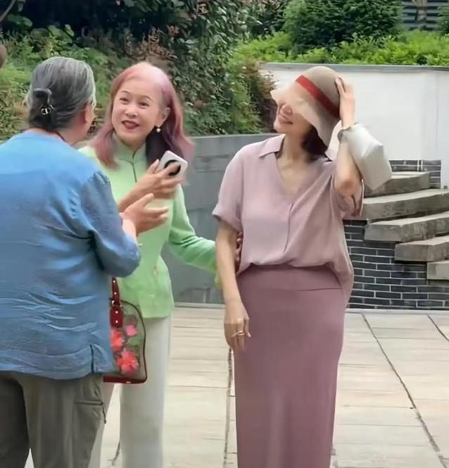 71岁林青霞生图曝光，气质优雅不输当年，秘密藏在心态里？
