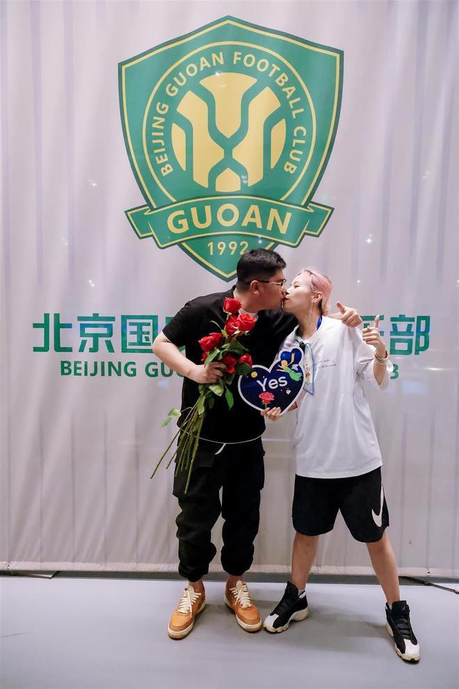 工体秒变浪漫舞台！95后女生手捧玫瑰 向球迷男友求婚