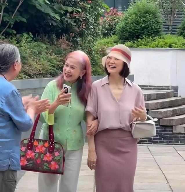 71岁林青霞生图曝光，气质优雅不输当年，秘密藏在心态里？