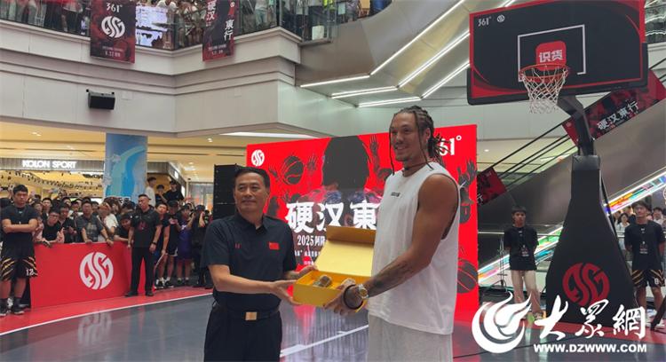 361°德州超品一店开业 NBA球星阿隆・戈登亲临剪彩