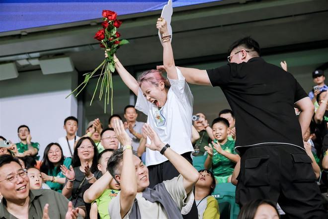 工体秒变浪漫舞台！95后女生手捧玫瑰 向球迷男友求婚