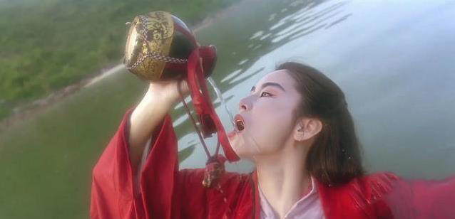 71岁林青霞生图曝光，气质优雅不输当年，秘密藏在心态里？