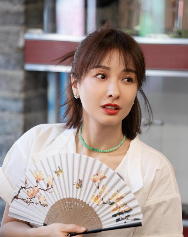 吴昕素颜出镜分享美食，网友：吴昕的脸怎么了？