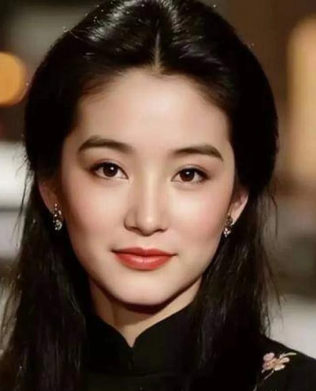 71岁林青霞生图曝光，气质优雅不输当年，秘密藏在心态里？