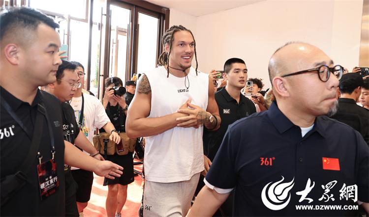 361°德州超品一店开业 NBA球星阿隆・戈登亲临剪彩