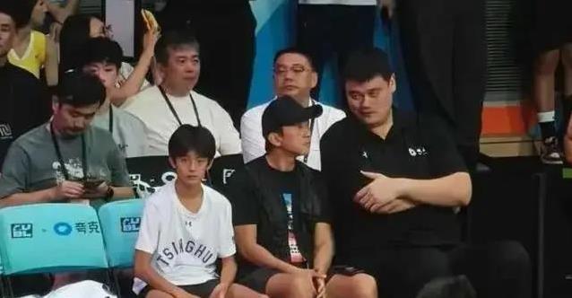 邓超带13岁等等看球赛，儿子像孙俪惊艳全场，姚明同框却抢镜