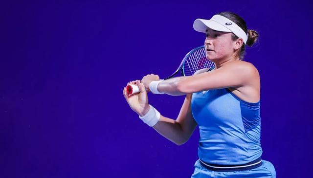 中国首胜！王欣瑜2-1打崩对手，逆转晋级美网64强，一战狂揽110万