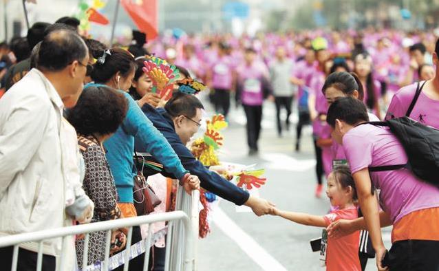 3万跑者紫色狂欢，亲子跑首秀冰城，哈尔滨马拉松有多美？