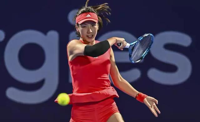 中国首胜！王欣瑜2-1打崩对手，逆转晋级美网64强，一战狂揽110万