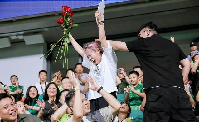 95后女生球场求婚，4万观众见证，老李点头瞬间全场沸腾