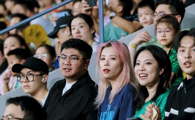 95后女生球场求婚，4万观众见证，老李点头瞬间全场沸腾