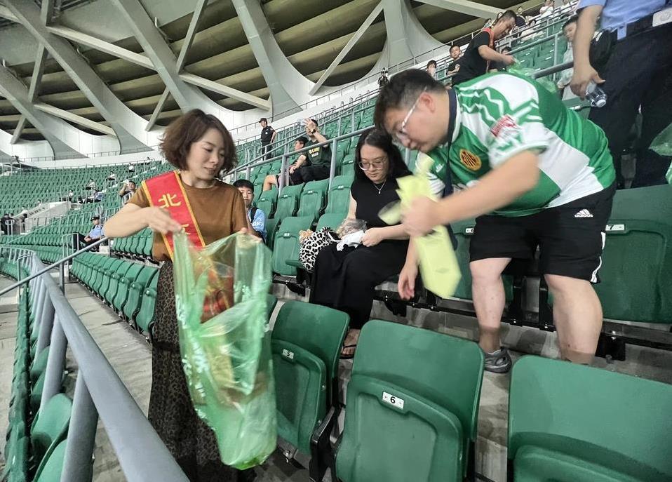 工体赛场亮新风，榜样捡垃圾感动全场，你会加入吗？