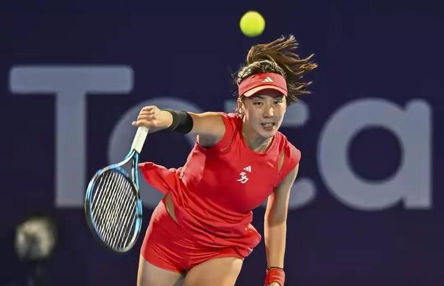 中国首胜！王欣瑜2-1打崩对手，逆转晋级美网64强，一战狂揽110万