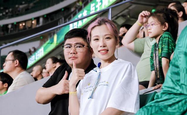 95后女生球场求婚，4万观众见证，老李点头瞬间全场沸腾