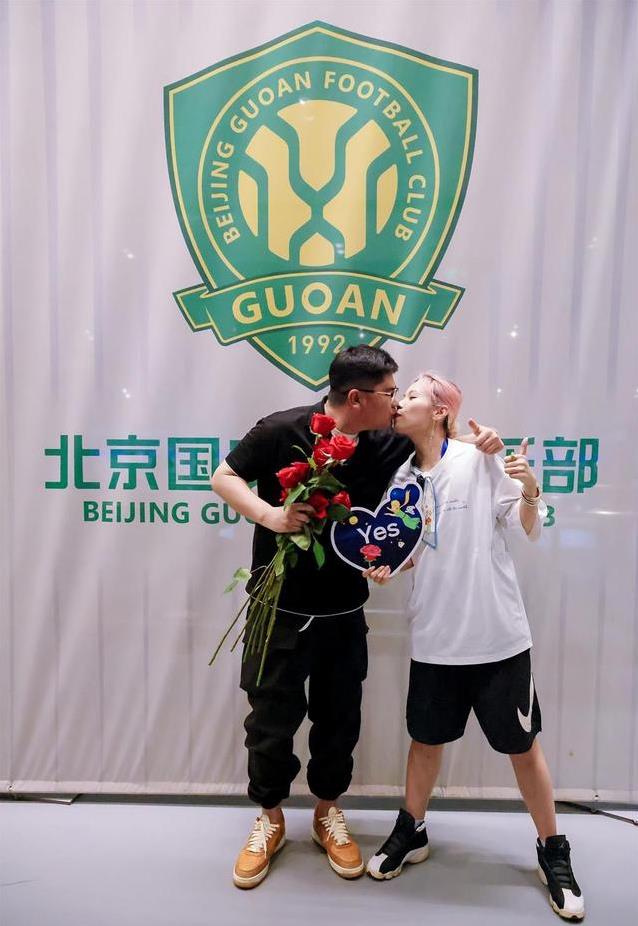 95后女生球场求婚，4万观众见证，老李点头瞬间全场沸腾