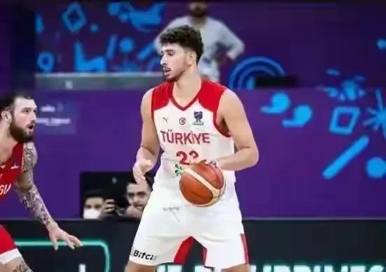 NBA球星波尔津吉斯欧锦赛称赞约基奇是最好的中锋&申京是一头野兽