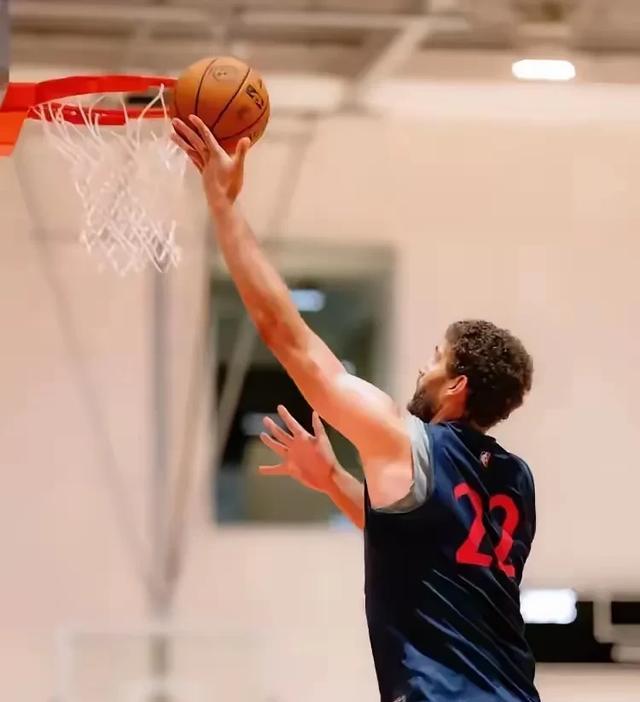 NBA快船队球星哈登36岁生日祝愿：希望全队健康&新赛季努力奔赴！