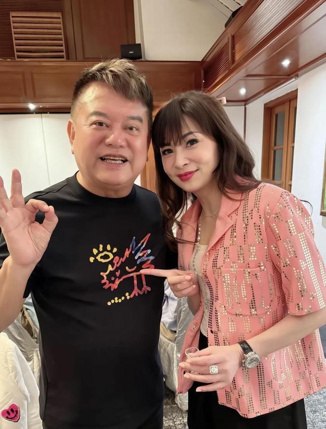 和解了？陈百祥现身谭咏麟75岁生日会，脸上的笑容藏不住，心情很好