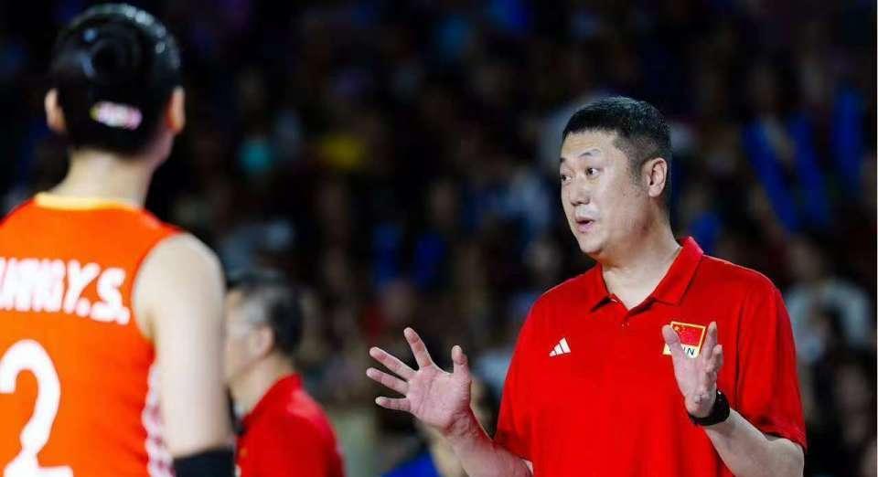 央5直播中国女排VS多米尼加，吴梦洁为何频繁受伤？李盈莹是上限