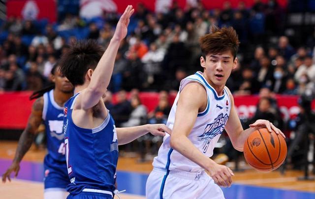 王俊杰是这个赛季的励志代表，从边缘球员到中国男篮主力首发球员