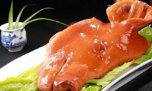 农村猪头火锅咋做最香？老厨秘方曝光，肉嫩汤鲜全家抢！