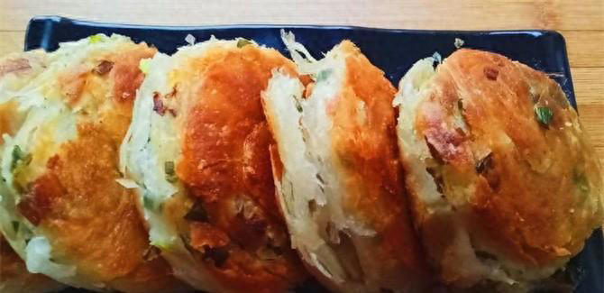 香酥葱花饼，排队20分钟才能买到，自己在家做，这味道都能开店了