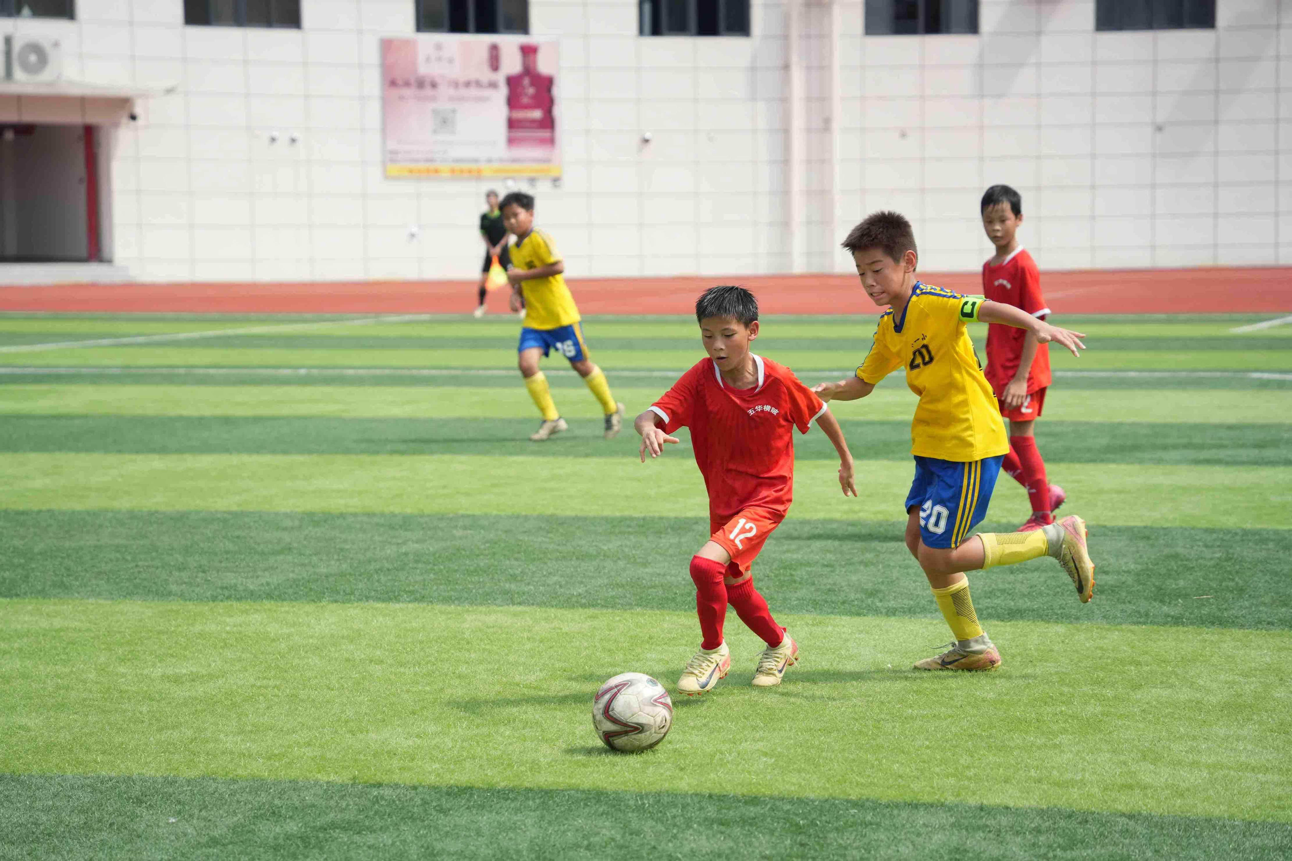 2025五华县青少年U系列足球联赛收官，横陂镇中心小学摘得两个桂冠