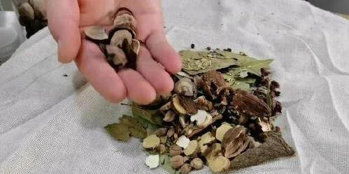 农村猪头火锅咋做最香？老厨秘方曝光，肉嫩汤鲜全家抢！