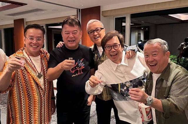 陈百祥谭咏麟破冰，生日会晒亲密合照，传因足球队经济问题闹不和