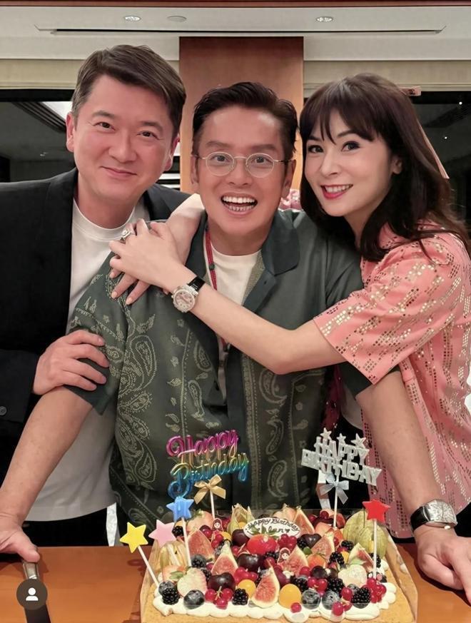和解了？陈百祥现身谭咏麟75岁生日会，脸上的笑容藏不住，心情很好