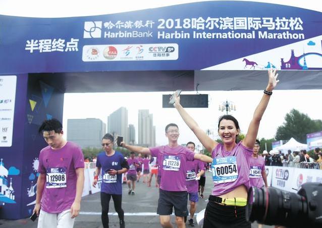 3万跑者紫色狂欢，亲子跑首秀冰城，哈尔滨马拉松有多美？