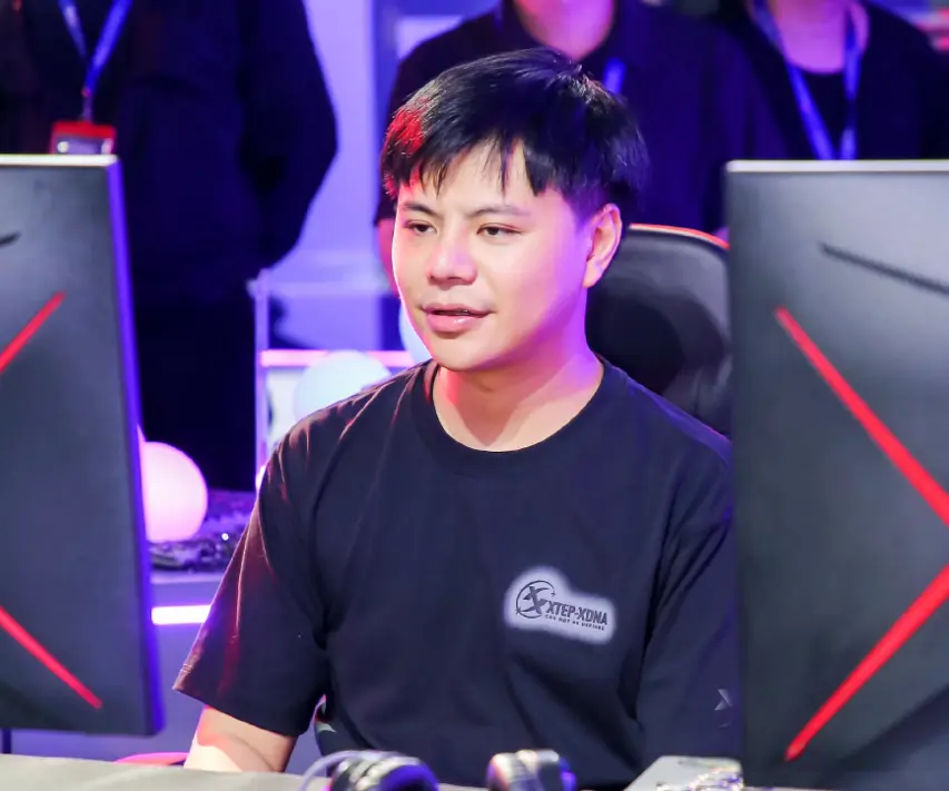 小孩成功卫冕EWC冠军，36岁已经获得6次冠军，被称为中国版faker