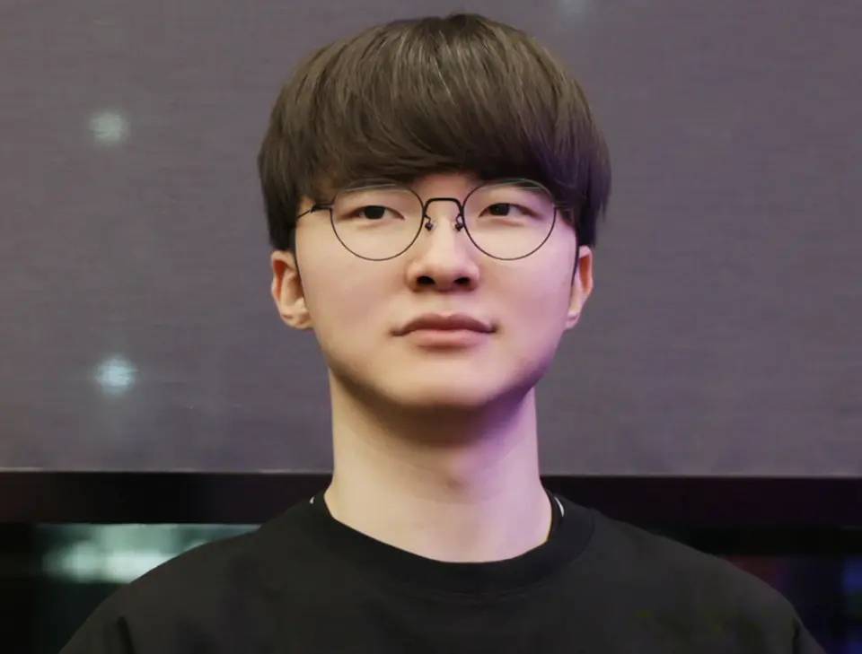 小孩成功卫冕EWC冠军，36岁已经获得6次冠军，被称为中国版faker