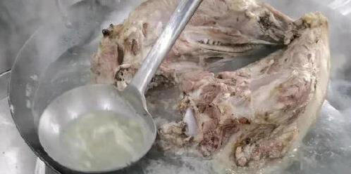 农村猪头火锅咋做最香？老厨秘方曝光，肉嫩汤鲜全家抢！