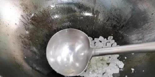 农村猪头火锅咋做最香？老厨秘方曝光，肉嫩汤鲜全家抢！