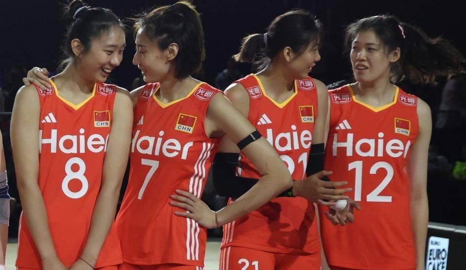 央5直播中国女排VS多米尼加，吴梦洁为何频繁受伤？李盈莹是上限